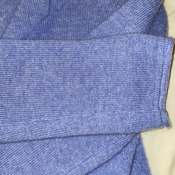 Cashmere sky blue sweater. - Picture 4 of 8
